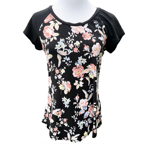 Stitchfix Floral Short Sleeve Blouse Size Small Black Pink Soft Scoop Hem - Picture 1 of 12